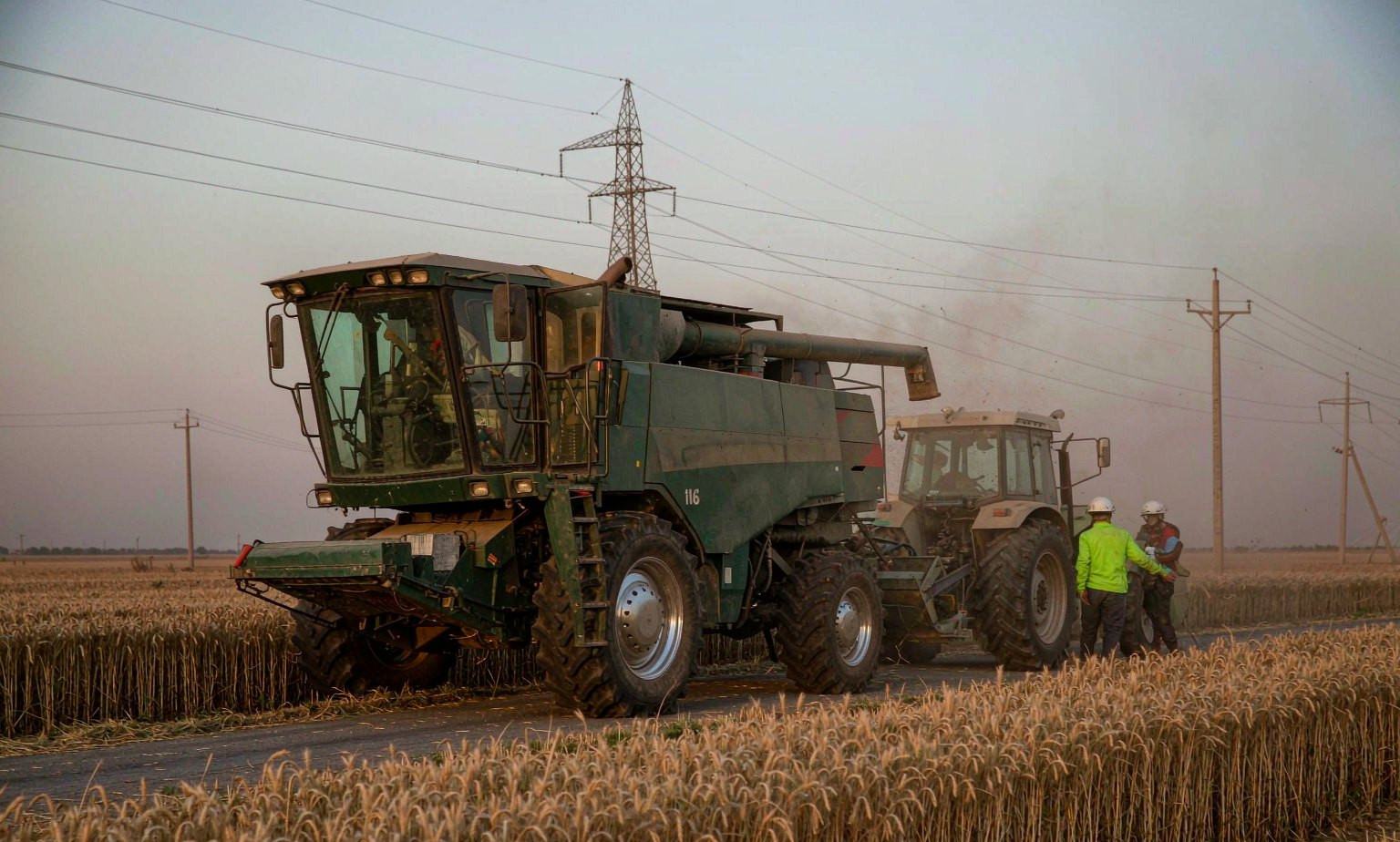 Tractor and harvester seasonal fleets