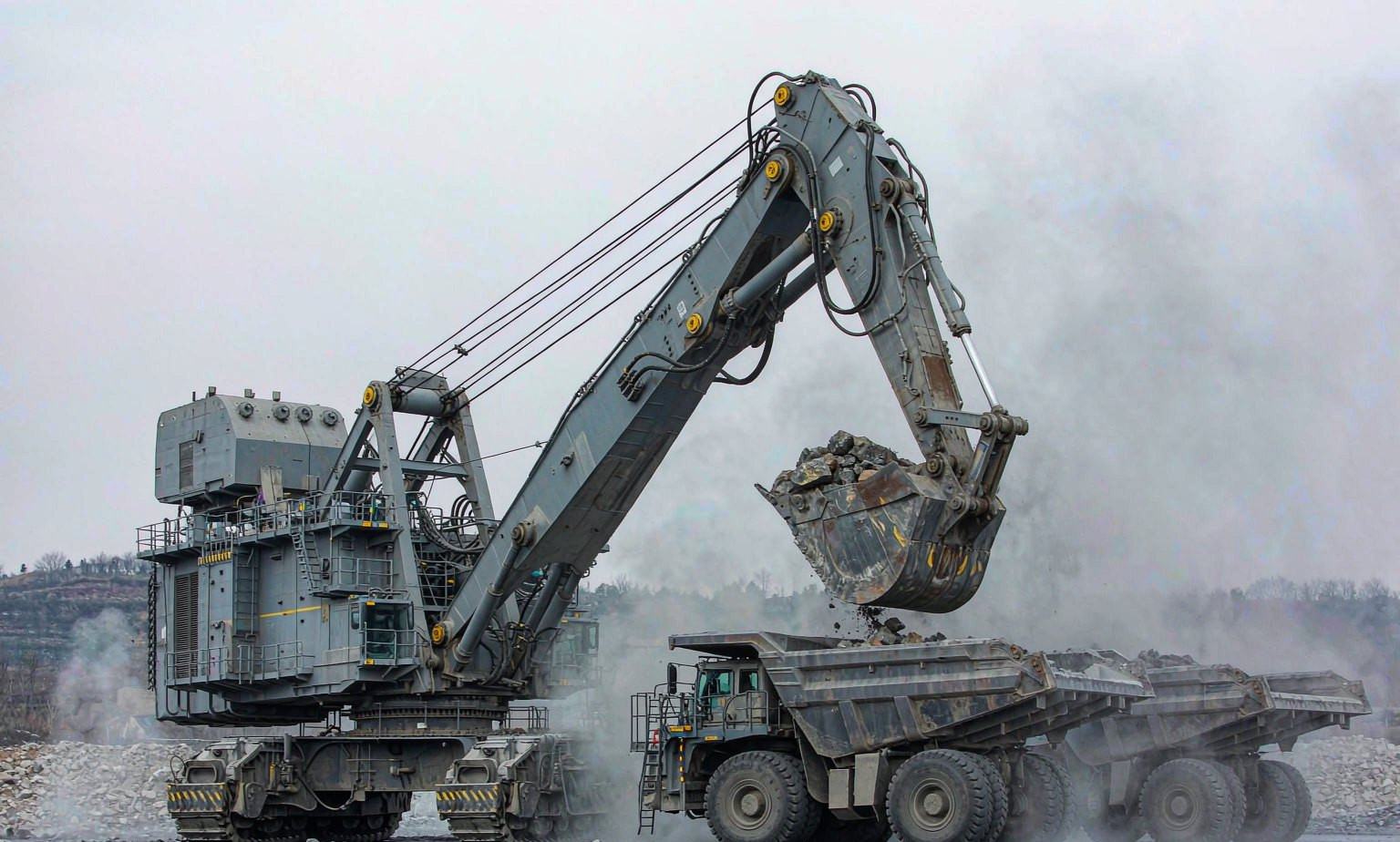 Mining equipment under shock loads and dust