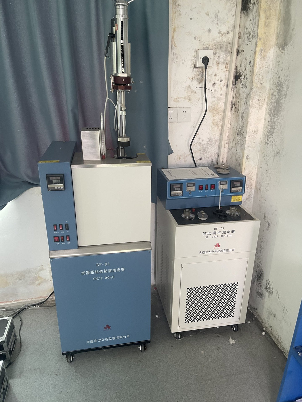 Copper strip corrosion test fixtures after 100 C oil bath