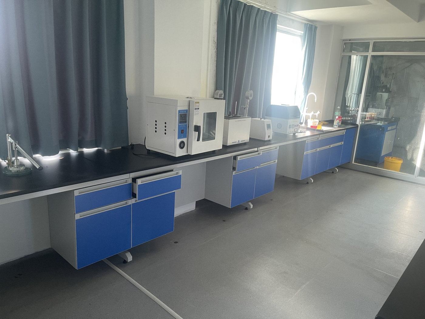 Quality lab bench line with ovens and water baths